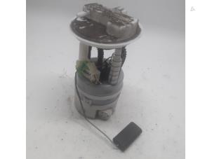 Używane Elektryczna pompa paliwa Renault Twingo II (CN) 1.2 16V Cena € 26,25 Procedura marży oferowane przez Reclycar De Boer BV