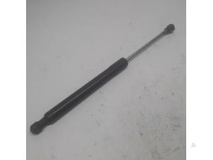 Gebruikte Achterklepdemper links-achter Peugeot 2008 (CU) 1.6 VTI 16V Prijs € 10,50 Margeregeling aangeboden door Reclycar De Boer BV