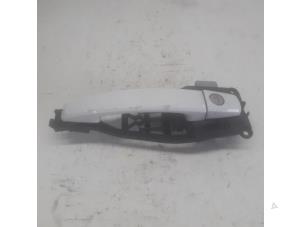 Gebruikte Portiergreep 2Deurs links Opel Corsa D 1.3 CDTi 16V ecoFLEX Prijs € 15,75 Margeregeling aangeboden door Reclycar De Boer BV