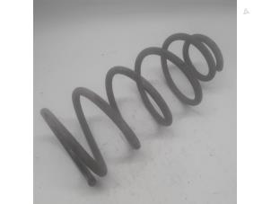 Gebruikte Schroefveer achter Kia Sorento I (JC) 2.5 CRDi 16V Prijs € 13,13 Margeregeling aangeboden door Reclycar De Boer BV