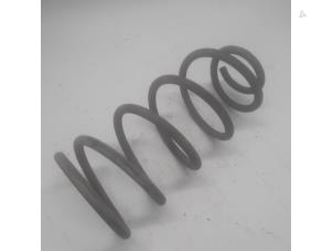 Gebruikte Schroefveer achter Kia Sorento I (JC) 2.5 CRDi 16V Prijs € 13,13 Margeregeling aangeboden door Reclycar De Boer BV