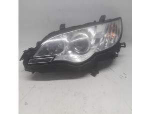 Używane Reflektor lewy Subaru Outback (BP) 2.5 16V Cena € 525,00 Procedura marży oferowane przez Reclycar De Boer BV