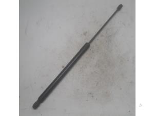 Używane Amortyzator gazowy lewy tyl Fiat Tipo (356W/357W) 1.6 D Multijet 16V Cena € 15,75 Procedura marży oferowane przez Reclycar De Boer BV