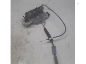 Gebruikte Portierslot Mechaniek 4Deurs links-voor Peugeot 208 II (UB/UH/UP) 1.2 Vti 12V PureTech 100 Prijs € 36,75 Margeregeling aangeboden door Reclycar De Boer BV