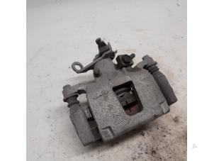 Używane Zacisk hamulcowy lewy tyl Fiat Freemont 2.0 MultiJet 140 16V Cena € 78,75 Procedura marży oferowane przez Reclycar De Boer BV