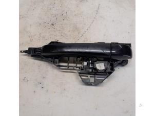 Używane Uchwyt drzwi lewych tylnych wersja 4-drzwiowa Fiat Freemont 2.0 MultiJet 140 16V Cena € 15,75 Procedura marży oferowane przez Reclycar De Boer BV