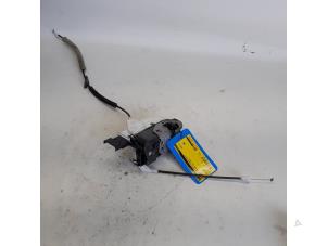 Begagnade Dörrlåsmekanism, 2-dörrars, höger Peugeot Partner (GC/GF/GG/GJ/GK) 1.6 HDI 75 Phase 2 Pris € 26,25 Marginaltabell erbjuds av Reclycar De Boer BV