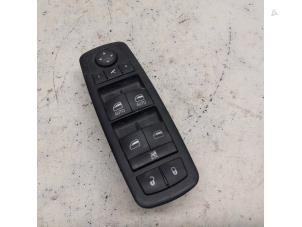 Używane Przelacznik elektrycznej szyby Fiat Freemont 2.0 MultiJet 140 16V Cena € 63,00 Procedura marży oferowane przez Reclycar De Boer BV