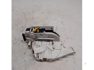 Używane Mechanizm blokady drzwi lewych przednich wersja 4-drzwiowa Fiat Freemont 2.0 MultiJet 140 16V Cena € 52,50 Procedura marży oferowane przez Reclycar De Boer BV