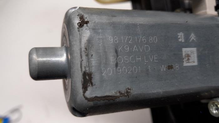 Fönstermekanism, 2-dörrars, höger fram från en Peugeot Partner (EF/EU) 1.6 BlueHDi 100 2019