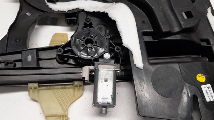 Fönstermekanism, 2-dörrars, höger fram från en Peugeot Partner (EF/EU) 1.6 BlueHDi 100 2019