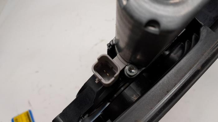 Fönstermekanism, 2-dörrars, höger fram från en Peugeot Partner (EF/EU) 1.6 BlueHDi 100 2019