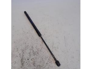 Gebruikte Achterklepdemper links-achter Peugeot 3008 I (0U/HU) 1.6 HDiF 16V Prijs € 21,00 Margeregeling aangeboden door Reclycar De Boer BV