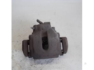 Używane Zacisk hamulcowy lewy przód BMW X5 (E53) 3.0d 24V Cena € 15,75 Procedura marży oferowane przez Reclycar De Boer BV