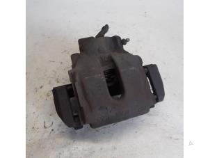 Używane Zacisk hamulcowy prawy przód BMW X5 (E53) 3.0d 24V Cena € 15,75 Procedura marży oferowane przez Reclycar De Boer BV