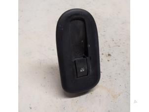 Gebruikte Elektrisch Raam Schakelaar Renault Master III (FV) 2.3 dCi 125 16V FWD Prijs € 15,75 Margeregeling aangeboden door Reclycar De Boer BV
