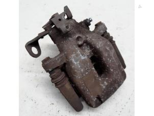 Używane Zacisk hamulcowy prawy tyl Peugeot 2008 (CU) 1.2 Vti 12V PureTech 82 Cena € 36,75 Procedura marży oferowane przez Reclycar De Boer BV