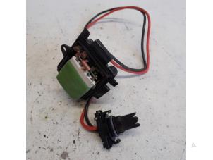 Gebruikte Kachel Weerstand Renault Trafic New (FL) 2.5 dCi 16V 145 Prijs € 21,00 Margeregeling aangeboden door Reclycar De Boer BV