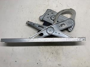 Używane Mechanizm szyby lewej przedniej wersja 4-drzwiowa Renault Megane III Grandtour (KZ) 2.0 16V CVT Cena € 26,25 Procedura marży oferowane przez Reclycar De Boer BV