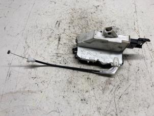 Begagnade Dörrlåsmekanism, 2-dörrars, höger Peugeot Partner (GC/GF/GG/GJ/GK) 1.6 HDI 90 Pris € 26,25 Marginaltabell erbjuds av Reclycar De Boer BV