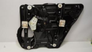 Używane Mechanizm szyby lewej tylnej wersja 4-drzwiowa Fiat Freemont 2.0 MultiJet 170 16V Cena € 26,25 Procedura marży oferowane przez Reclycar De Boer BV