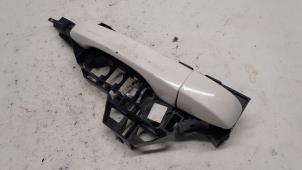 Używane Uchwyt drzwi lewych tylnych wersja 4-drzwiowa Fiat Freemont 2.0 MultiJet 170 16V Cena € 15,75 Procedura marży oferowane przez Reclycar De Boer BV