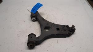 Begagnade Främre undre gaffelben, vänster Mercedes B (W245) 1.5 B-150 16V Pris € 52,50 Marginaltabell erbjuds av Reclycar De Boer BV