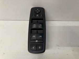 Używane Przelacznik elektrycznej szyby Fiat Freemont 2.0 MultiJet 170 16V Cena € 63,00 Procedura marży oferowane przez Reclycar De Boer BV