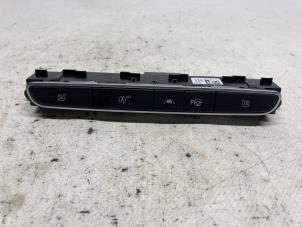 Gebruikte Stoelverwarmings Schakelaar Renault Megane IV Estate (RFBK) 1.3 TCE 160 16V Prijs € 42,00 Margeregeling aangeboden door Reclycar De Boer BV