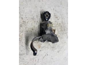 Begagnade Tändningslås + nyckel Toyota RAV4 (A3) 2.2 D-4D 16V 4x4 Pris € 42,00 Marginaltabell erbjuds av Reclycar De Boer BV