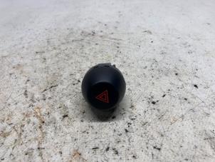 Begagnade Nödbelysningsbrytare Toyota RAV4 (A3) 2.2 D-4D 16V 4x4 Pris € 15,75 Marginaltabell erbjuds av Reclycar De Boer BV