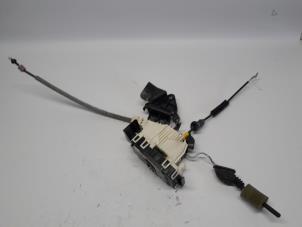 Gebruikte Deurslot Mechaniek 4Deurs links-voor Mercedes C (W204) 1.8 C-180 CGI 16V Prijs € 36,75 Margeregeling aangeboden door Reclycar De Boer BV