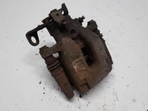 Używane Zacisk hamulcowy prawy tyl Peugeot 207 CC (WB) 1.6 16V THP Cena € 31,50 Procedura marży oferowane przez Reclycar De Boer BV