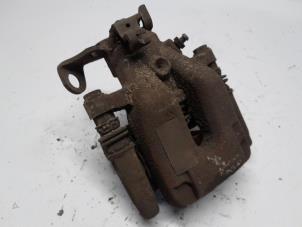 Używane Zacisk hamulcowy prawy tyl Peugeot 2008 (CU) 1.6 Blue HDi 100 Cena € 36,75 Procedura marży oferowane przez Reclycar De Boer BV