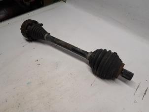 Begagnade Drivaxel, vänster fram Seat Leon (1P1) 1.2 TSI Pris € 36,75 Marginaltabell erbjuds av Reclycar De Boer BV