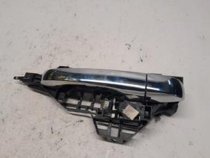 Używane Uchwyt drzwi lewych tylnych wersja 4-drzwiowa Fiat Freemont 2.0 MultiJet 140 16V Cena € 15,75 Procedura marży oferowane przez Reclycar De Boer BV