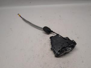 Używane Mechanizm blokady drzwi prawych przednich wersja 4-drzwiowa Renault Austral 1.2 E-Tech Hybrid 200 Cena € 131,25 Procedura marży oferowane przez Reclycar De Boer BV