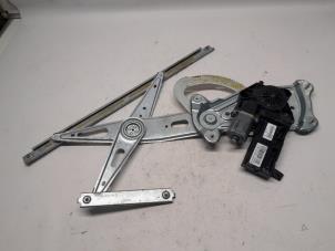 Używane Mechanizm szyby lewej przedniej wersja 4-drzwiowa Renault Scénic III (JZ) 1.4 16V TCe 130 Cena € 52,50 Procedura marży oferowane przez Reclycar De Boer BV