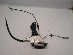 Używane Mechanizm blokady drzwi lewych przednich wersja 4-drzwiowa Fiat Freemont 2.0 MultiJet 140 16V Cena € 36,75 Procedura marży oferowane przez Reclycar De Boer BV