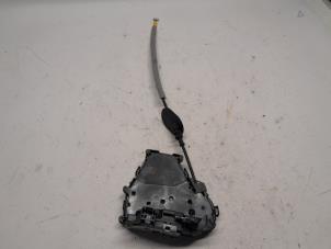 Używane Mechanizm blokady drzwi prawych przednich wersja 4-drzwiowa Renault Austral 1.2 E-Tech Hybrid 200 Cena € 131,25 Procedura marży oferowane przez Reclycar De Boer BV