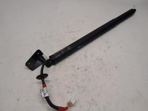 Używane Amortyzator gazowy lewy tyl Renault Austral 1.2 E-Tech Hybrid 200 Cena € 315,00 Procedura marży oferowane przez Reclycar De Boer BV