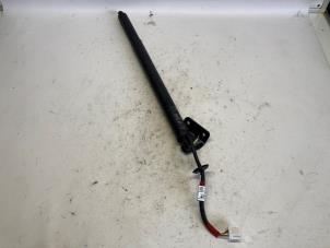 Używane Amortyzator gazowy lewy tyl Renault Austral 1.2 E-Tech Hybrid 200 Cena € 315,00 Procedura marży oferowane przez Reclycar De Boer BV