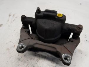 Begagnade Främre bromsok, vänster Fiat Freemont 2.0 MultiJet 140 16V Pris € 21,00 Marginaltabell erbjuds av Reclycar De Boer BV