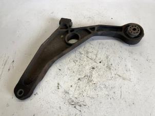 Używane Wahacz zawieszenia dolny prawy przód Fiat Freemont 2.0 MultiJet 140 16V Cena € 36,75 Procedura marży oferowane przez Reclycar De Boer BV