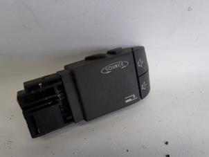 Begagnade Rattmonterad radiostyrning Renault Twingo II (CN) 1.2 Pris € 21,00 Marginaltabell erbjuds av Reclycar De Boer BV