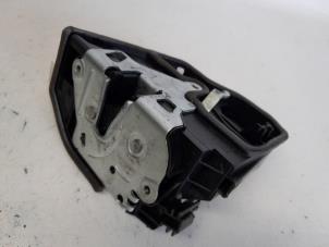 Begagnade Dörrlåsmekanism, 4-dörrars, vänster fram BMW 3 serie (F30) 320i 2.0 16V Pris € 78,75 Marginaltabell erbjuds av Reclycar De Boer BV