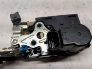 Gebruikte Portierslot Mechaniek 4Deurs rechts-achter Opel Karl 1.0 12V Prijs € 36,75 Margeregeling aangeboden door Reclycar De Boer BV