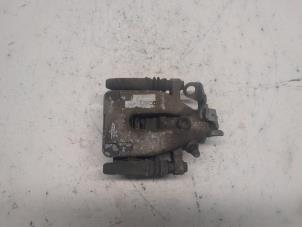 Używane Zacisk hamulcowy prawy tyl Peugeot 2008 (CU) 1.6 Blue HDi 100 Cena € 36,75 Procedura marży oferowane przez Reclycar De Boer BV