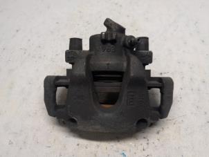 Gebruikte Remklauw (Tang) links-voor Dacia Sandero II 0.9 TCE 12V Prijs € 42,00 Margeregeling aangeboden door Reclycar De Boer BV