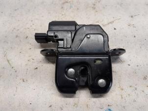 Gebruikte Slotmechaniek Achterklep Renault Twingo II (CN) 1.2 16V Prijs € 26,25 Margeregeling aangeboden door Reclycar De Boer BV